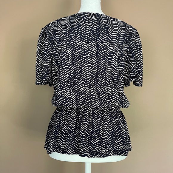 {Lucky Brand} Abstract Chevron Print Peplum Blouse in Navy & Tan - Medium - NWT - Picture 4 of 8